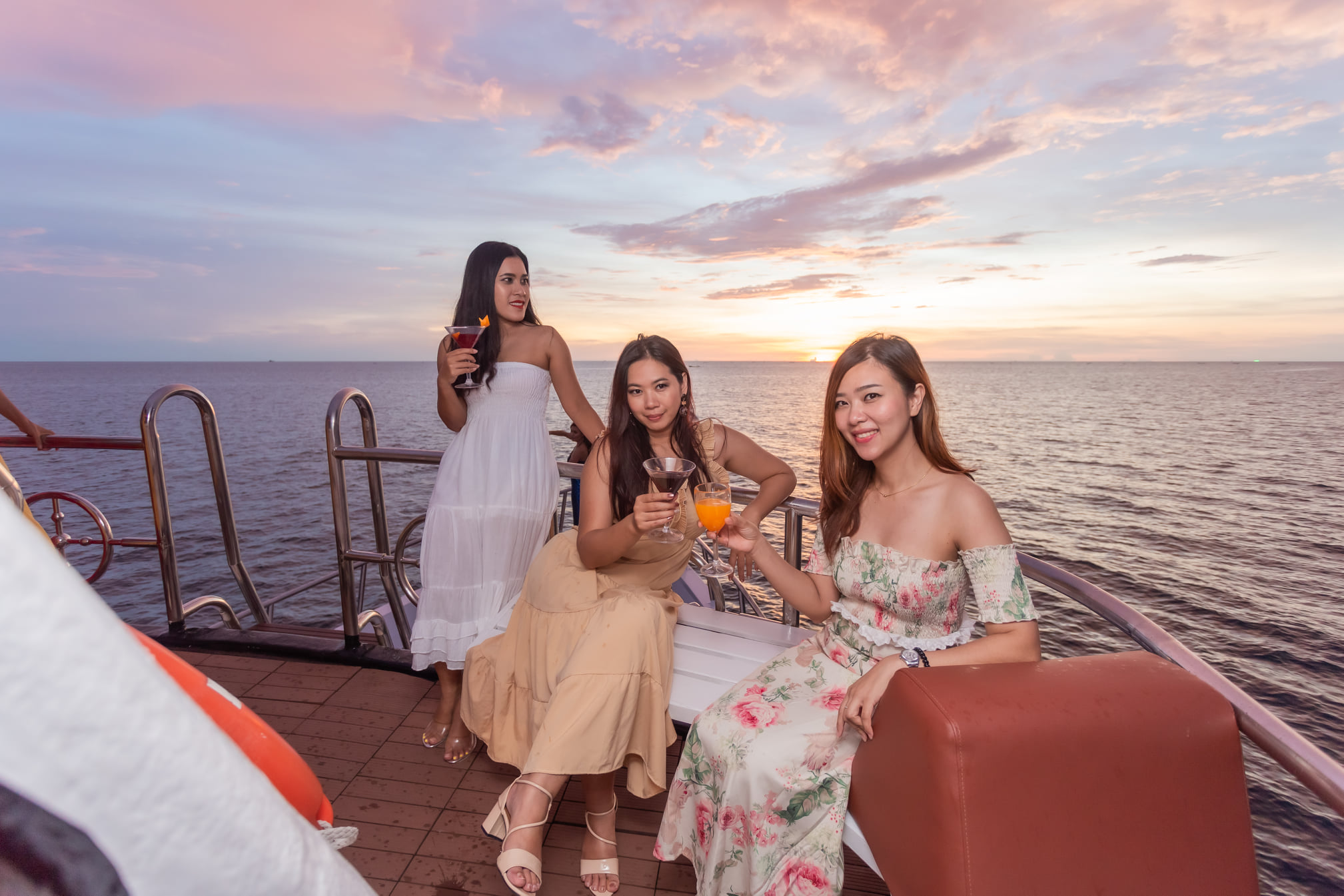 Phuket Sunset Dinner Cruise - The best price from the company Activeholidays Co., LTD